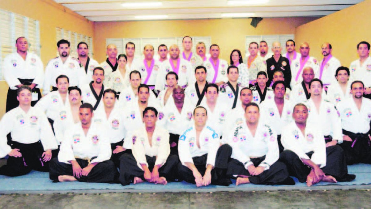 Deportistas que reciben la enseñanza de Miyama Ryu Ju Jutsu y Shotokan Karate Do, en el dojo