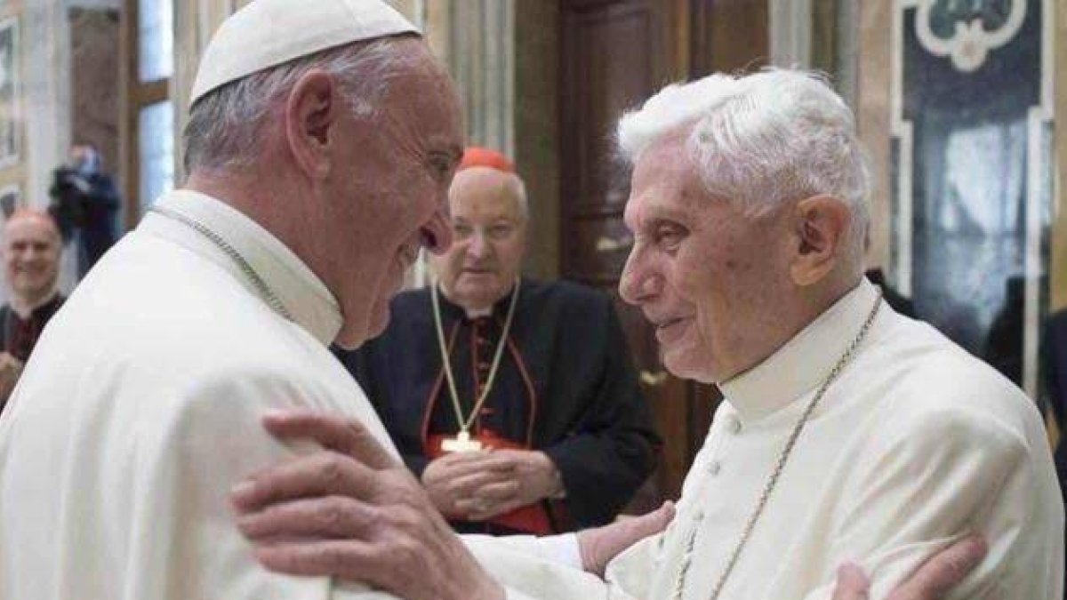 Vaticano alteró una foto donde Benedicto elogia a Francisco