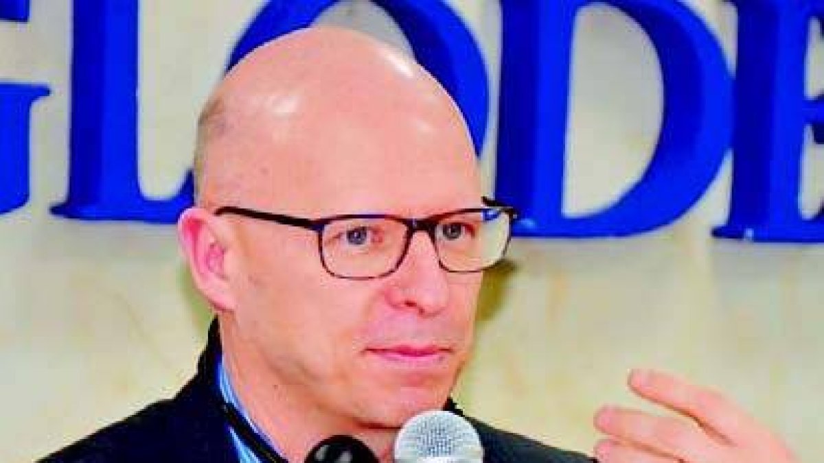 Doctor Stanislas Dehaene advierte uso de Internet