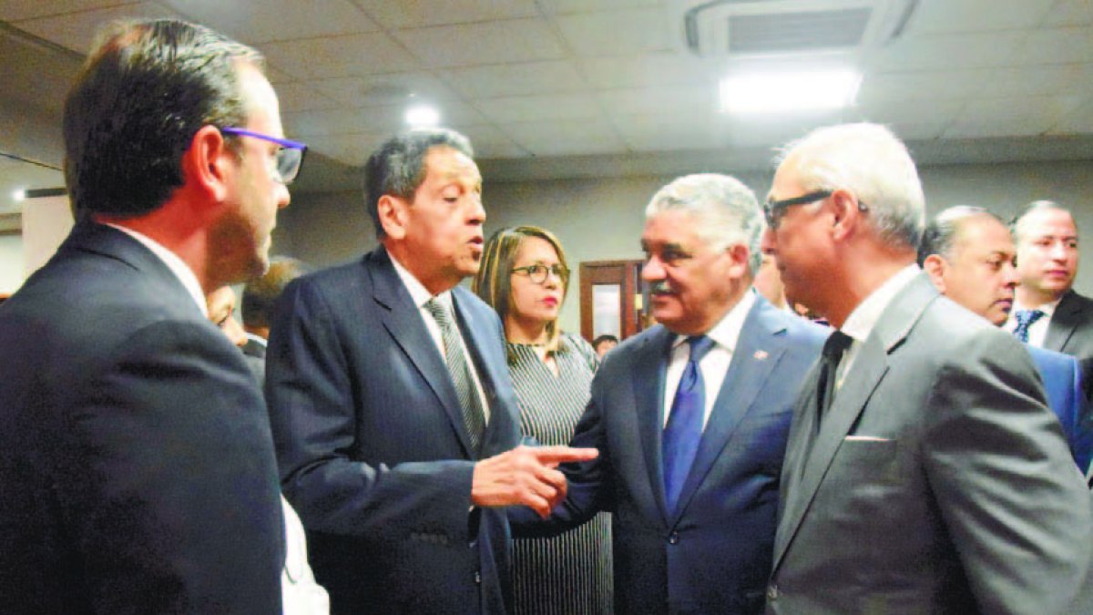 Al velatorio acudieron personas de diversos ámbitos, entre estos juristas, funcionarios y empresarios