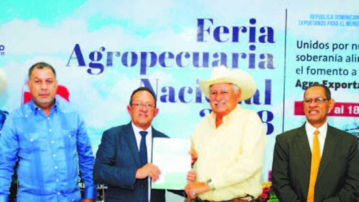 Angel Estévez entrega un cheque a Alexis Alonzo de RD$6 millones