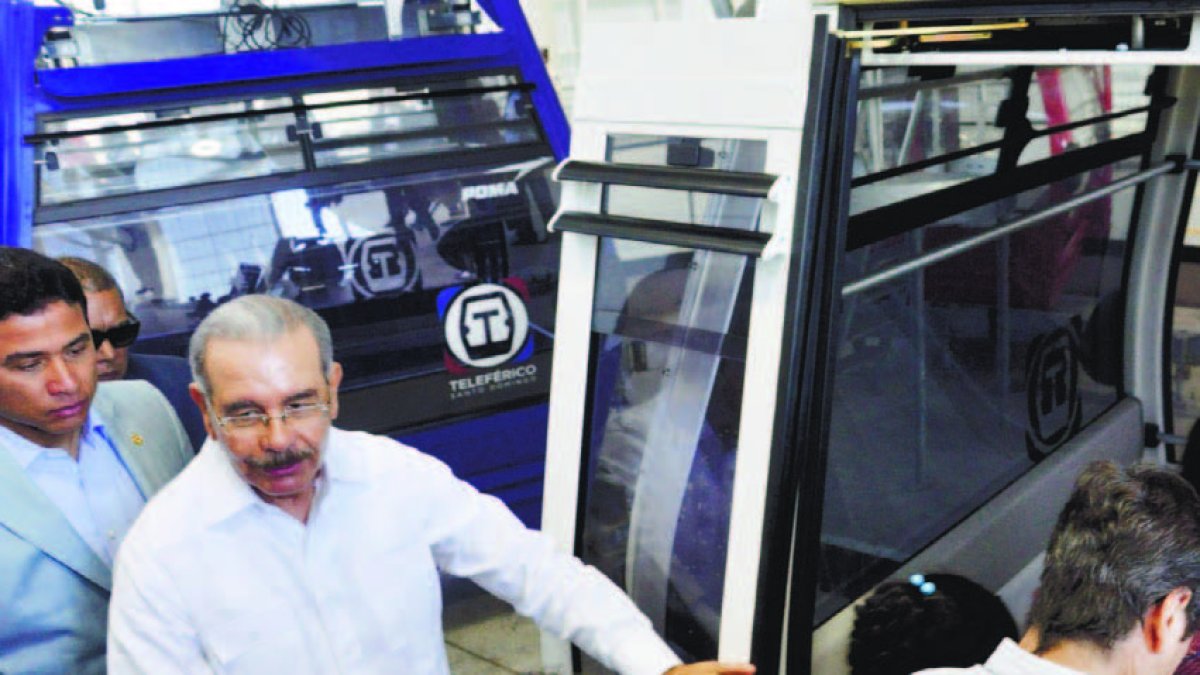 Presidente Danilo Medina en cabina del Teleférico en Sabana Perdida, llegó hasta Charles de Gaulle.
