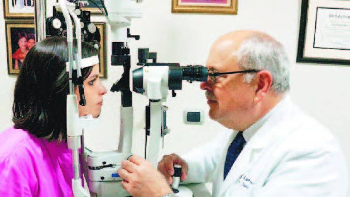 El doctor Juan F. Batlle chequea a una de sus pacientes
