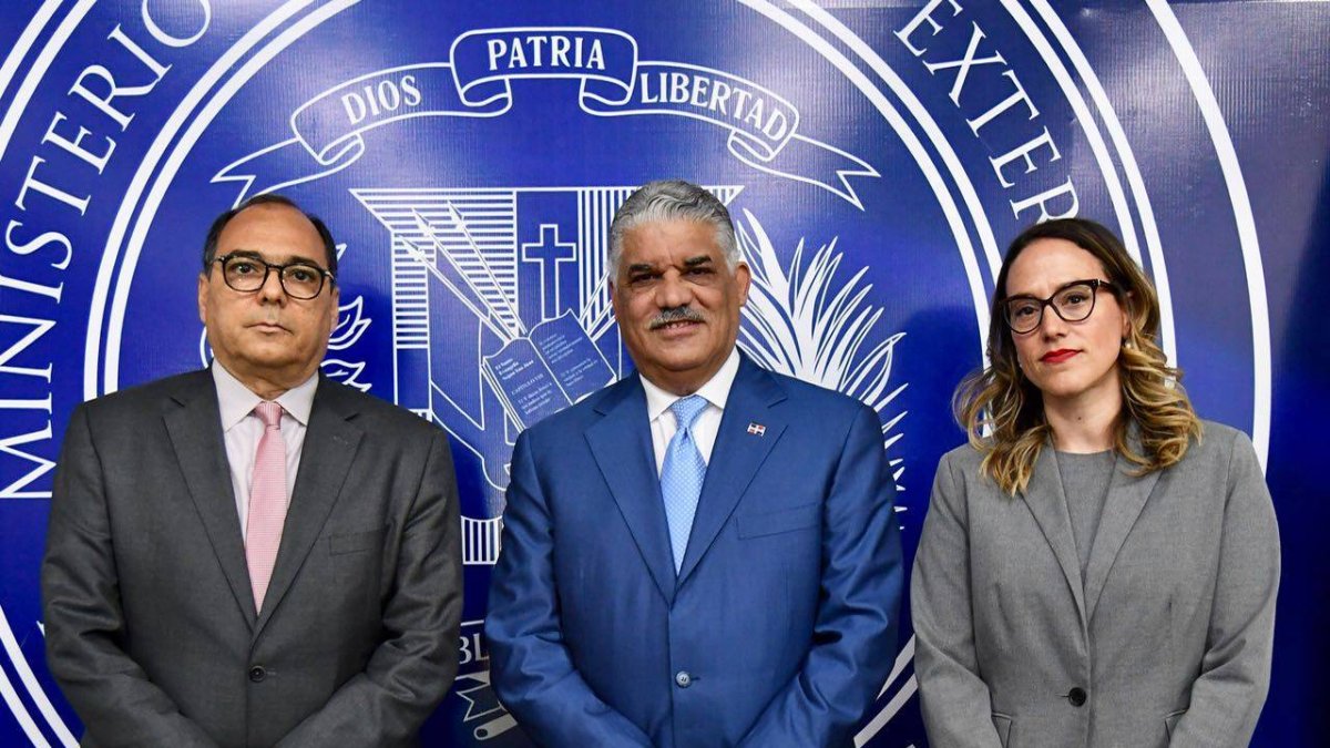 Canciller Miguel Vargas junto al embajador de Colombia, José Antonio Segebre y María Fernández del Ministerio de Economía, Planificación y Desarrollo