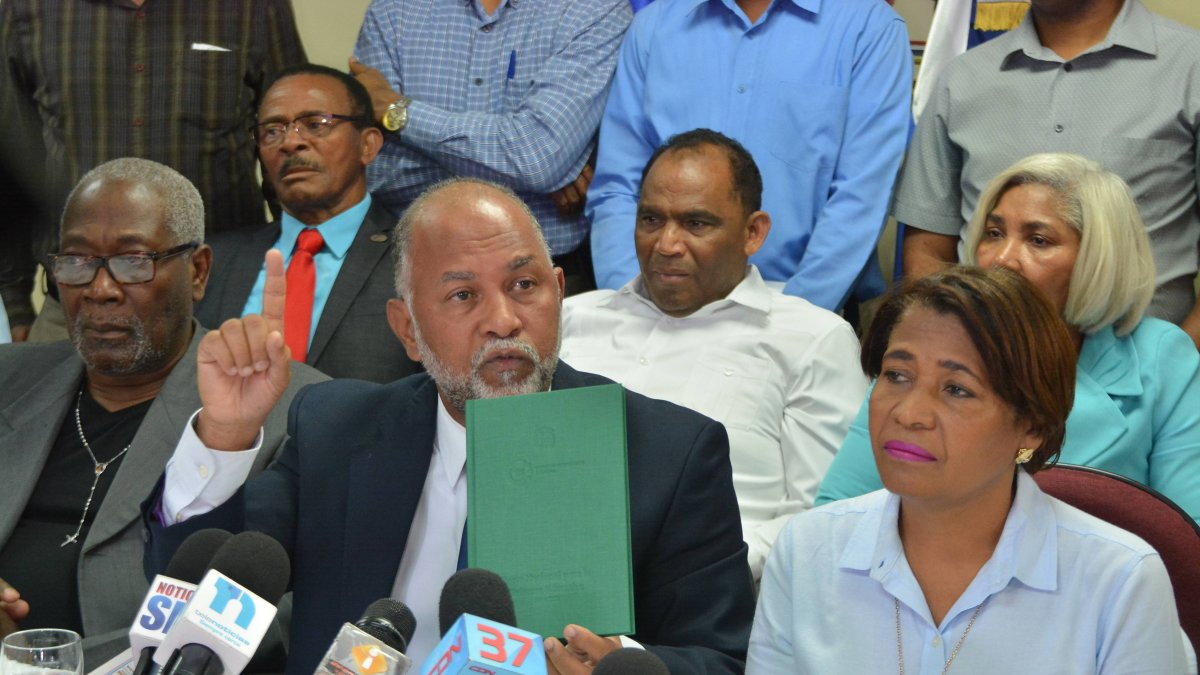 Rueda de Prensa Eduardo Hidalgo presidente de la Asociación Dominicana de Profesores. 01-03-17 Foto: José Adames Arias