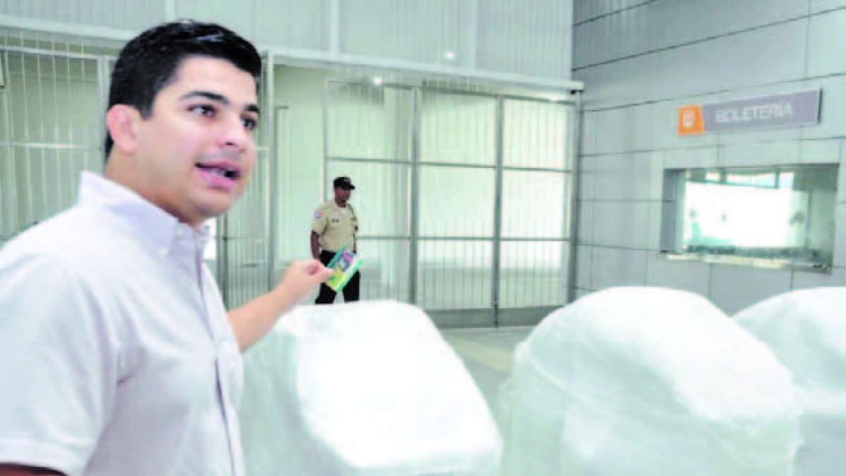 El ingeniero Jhael Isa muestra el control de pase en Sabana Perdida.