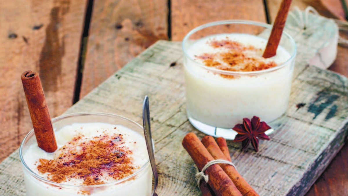 Para la elaboración de postres, la leche se suele combinar con huevos, especias (canela, anís, nuez moscada…), harina, azúcar, ralladura de limón