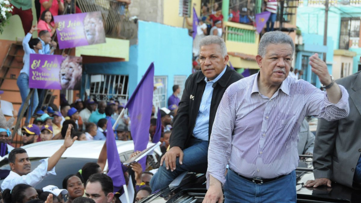 El expresidente Leonel Fernández realiza un recorrido por los populares del gran Santo Domingo, Simón Bolívar, Capotillo y 27 de Febrero, en la parte alta de la capital, como parte de un calentamiento de cara a las próximas elecciones a celebrarse en el 2020. HOY/ Aracelis Mena 10/06/2018