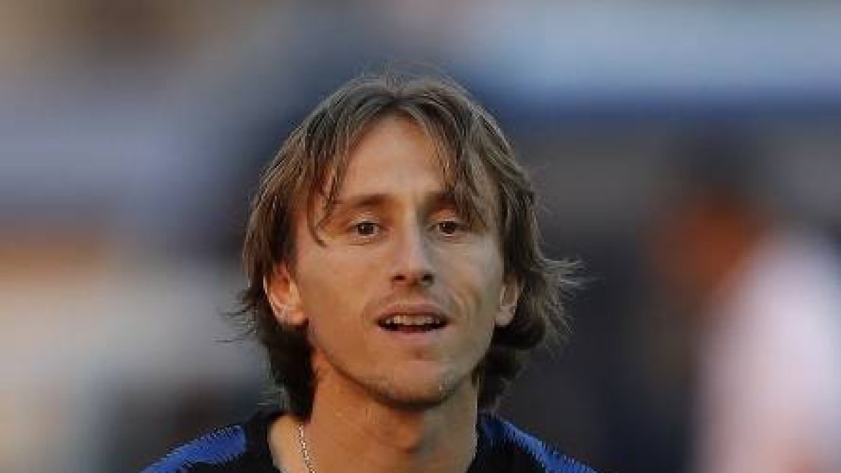 Croatia's Luka Modric streches up during Croatia official training at the 2018 soccer World Cup at Park Arena in Sochi, Russia, Friday, July 6, 2018 on the eve of the quarter-final match between Russia and Croatia at the 2018 soccer World Cup. (AP Photo/Manu Fernandez)