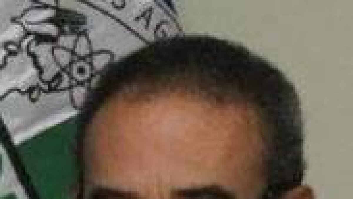 El decano Modesto Reyes y el presidente de AFIPA, Ramón Casrtillo, firman un acuerdo.