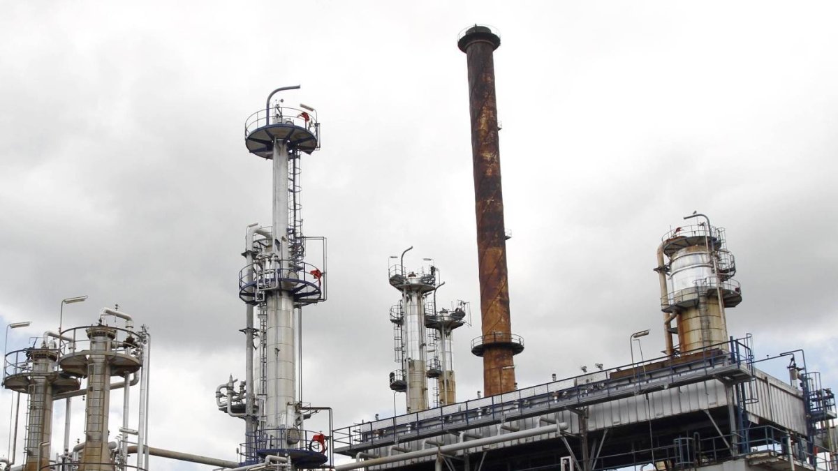 The Refineria Dominicana de Petroleo (REFIDOMSA) oil refinery in Puerto del Haina, south from Santo Domingo, April 16, 2010. Dominican President Leonel Fernandez will travel to venezuela on Sunday to sign the sale of the 49 percent of REFIDOMSA bonds to Venezuela. AFP PHOTO/ERIKA SANTELICES