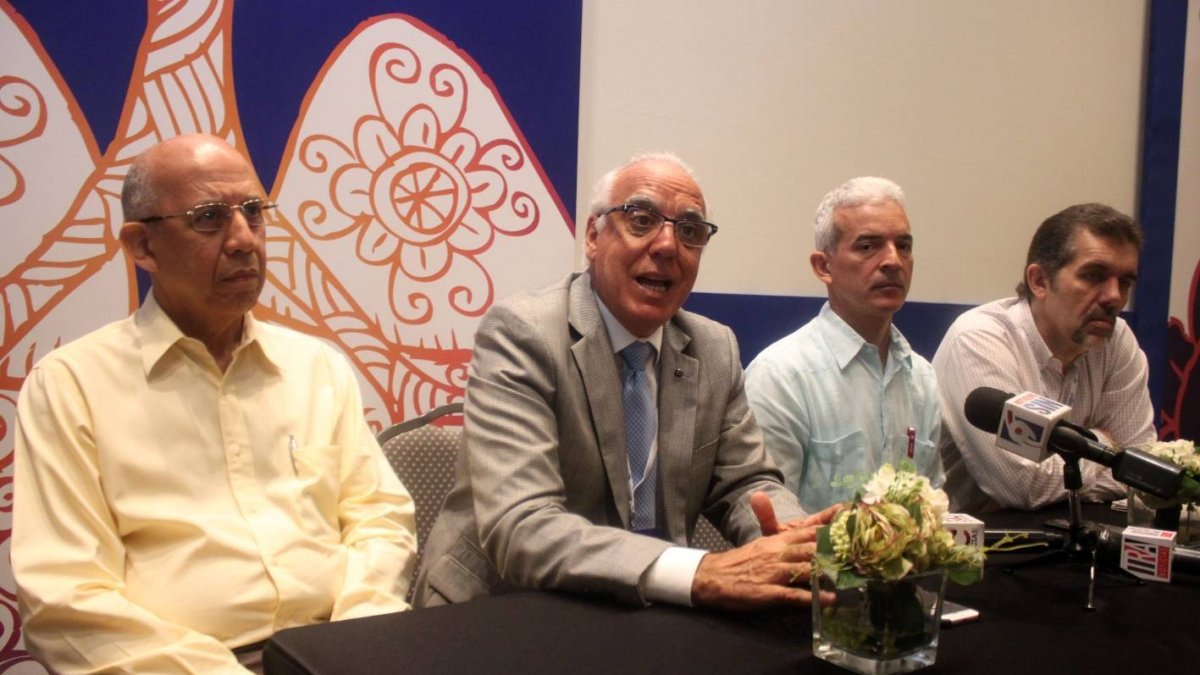 La Alianza Dominicana Antitabaquismos ( ADAT ) demando el cumplimiento de las leyes y normativas para el control de los nuevos productos de tabaco durante la celebración del tercer foro Nacional sobre Ambientes libres de Humo de Tabaco, que se realizo en el marco del congreso Internacional de la Sociedad Dominincana de Neumología y cirugía de Tórax en foto:   Sergio Día, Eduardo Bianco , Samuel Ramo, Miguel Asquita . HOY Duany Nuñez -9-9-2018