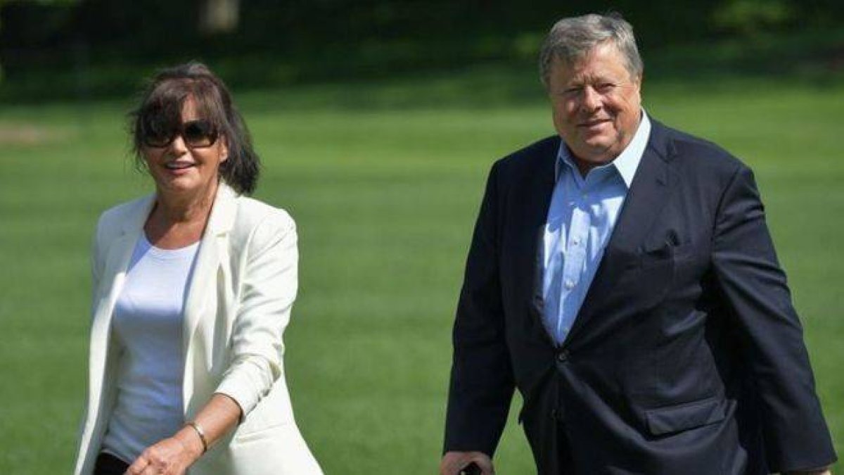 Padres de Melania Trump adquieren ciudadanía de EEUU
