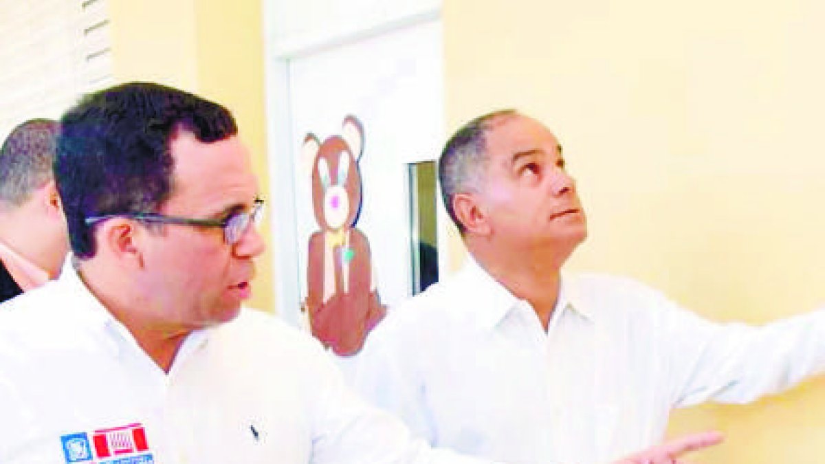 MONTECRISTI. - El ministro de Educación, Andrés Navarro, realizó hoy un amplio recorrido por los centros educativos de esta demarcación, Valverde y Santiago, que resultaron afectados por los sismos que se registraron en esta región el pasado fin de semana, donde dispuso un plan inmediato de reparación y reacondicionamiento para garantizar la seguridad de los estudiantes y la continuación de la docencia.  Hoy/Fuente Externa 24/9/18