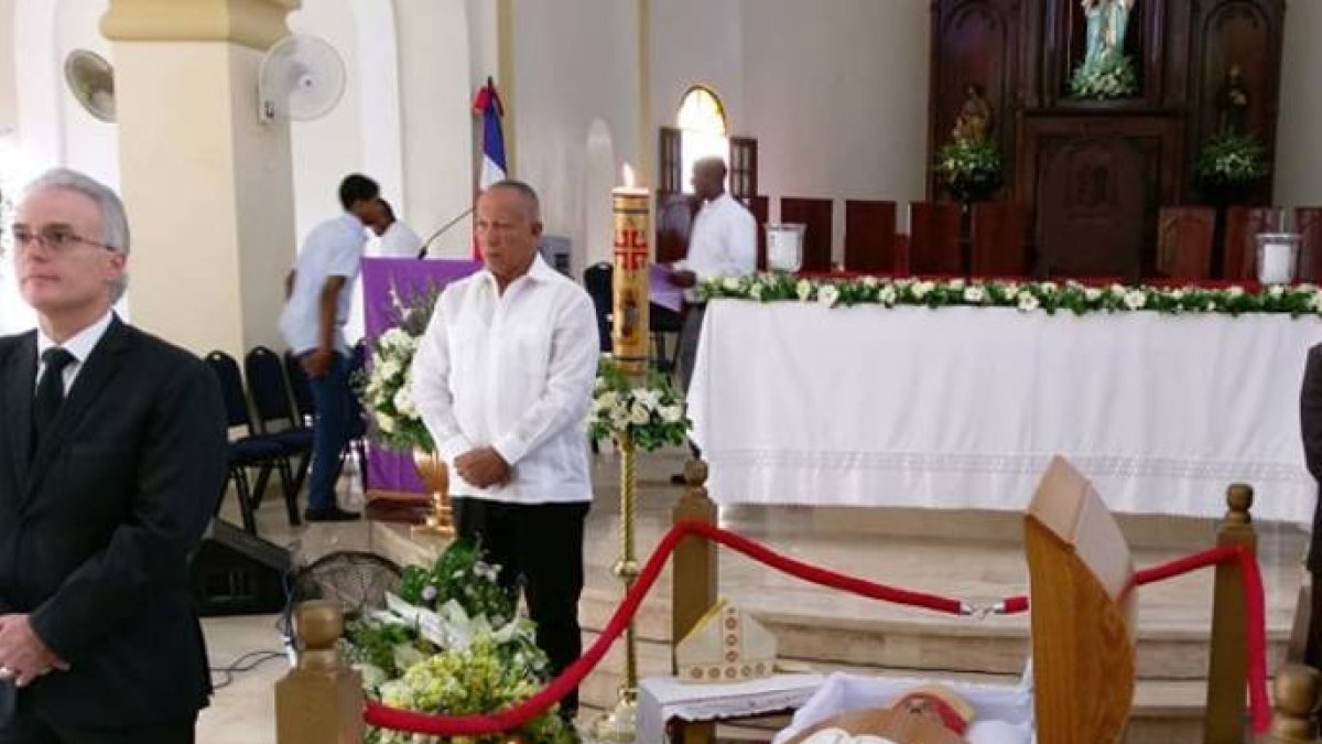 Barahona.-Con la presencia de autoridades civiles, militares, eclesiásticas y académicas, fueron sepultados  en una Cripta de la catedral nuestra señora del Rosario de esta ciudad,  los restos mortales  del primer Obispo Emérito de la Diócesis de Barahona, Fabio Mamerto Rivas Santos, quien falleció el pasado sábado a la edad 86 años. Foto/ Edgar Heredia 14/08/2018