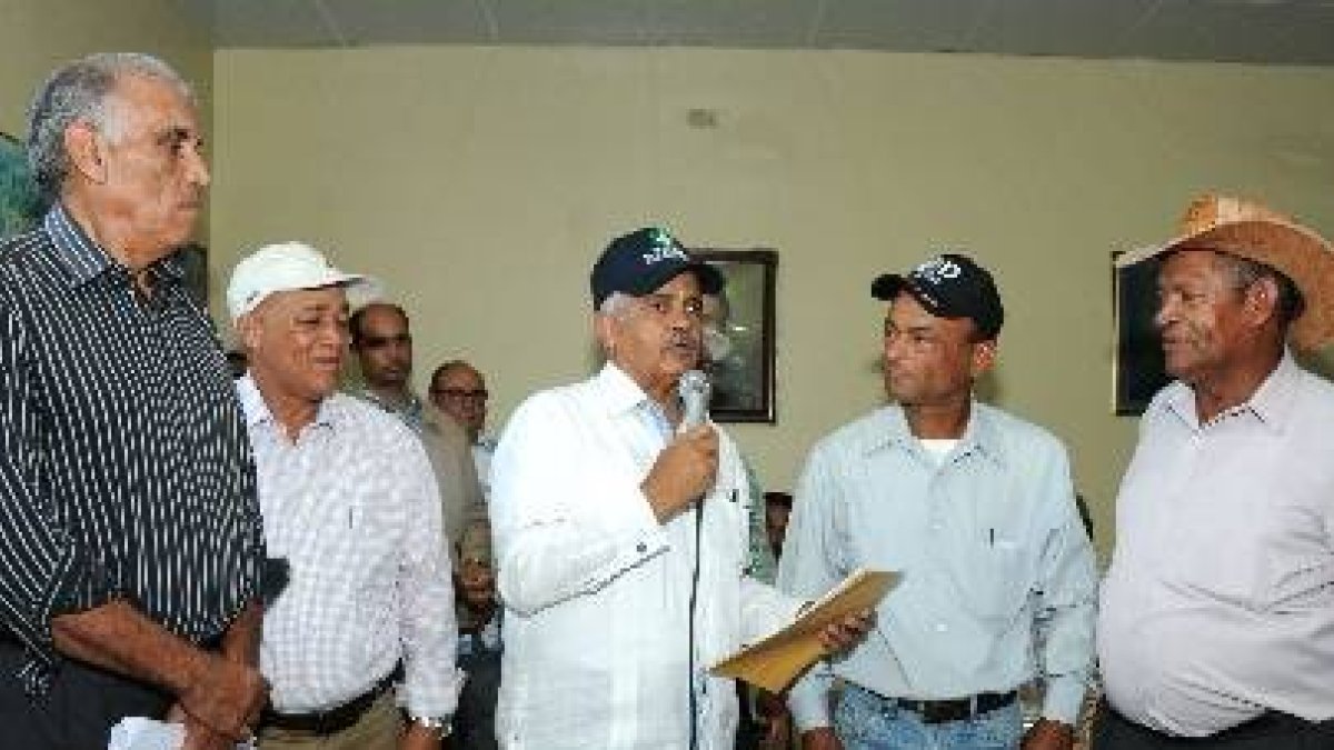 El ministro de Agricultura, Osmar Benítez, entrega 6 MM de pesos a productores de maíz de San Juan de la Maguana por deuda de 15 años.