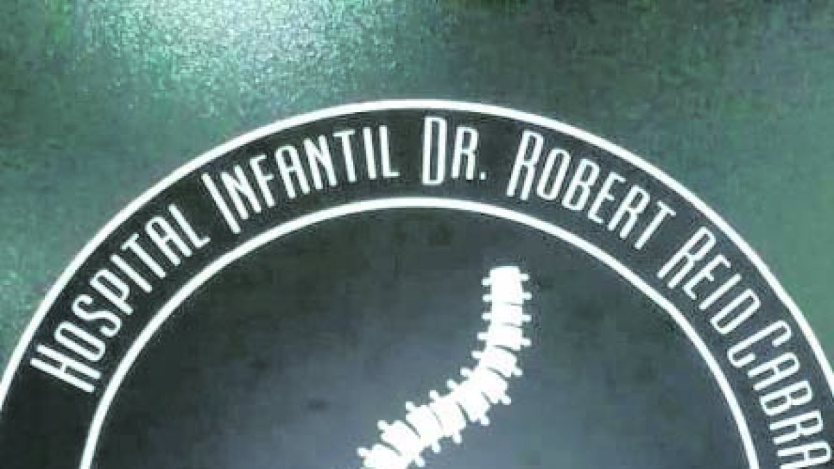 Fue inaugurada hoy la nueva y moderna unidad de Deformidades de Columna del Hospital Infantil Dr. Robert Reid Cabral (HIRRC) que brindará atención a niños con deformidades como Escoliosis, Cifosis, Espondilolistesis, entre otras.
El nuevo departamento pionero en Santo Domingo es coordinado por los cirujanos en columna, doctores Iohan Fernández y Carlos Rodríguez Estévez, quienes trabajan con el apoyo de los departamentos de Cardiología, Pediatría, Neumología, Neurología, Neurofisiología, Fisiatría, Cuidados intensivos, entre otros.   Logo de la Unidad Deformidades Columna.  Hoy/Fuente Externa 26/10/18