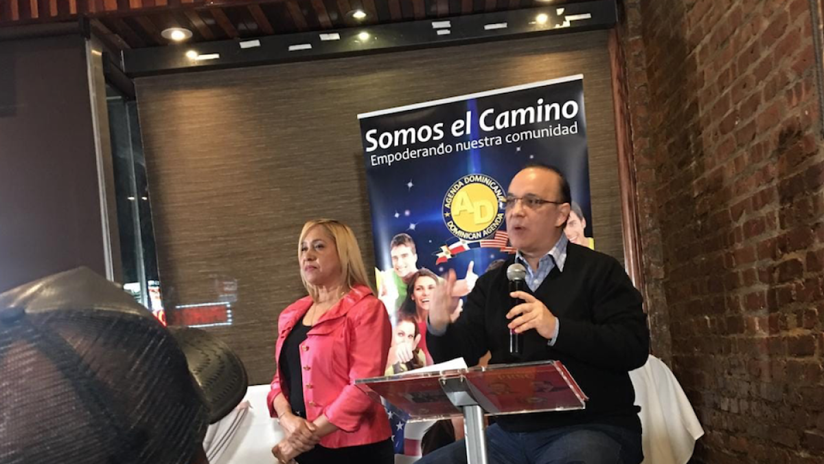 (foto) Quique Antún habla en un encuentro con jovenes en Nueva York.