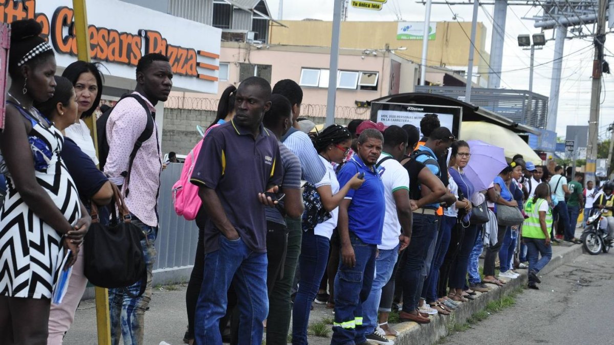El pais.Personas tienen inconvenientes en llegar a sus destinos, debido al paro en el transporte público que mantiene la Federación Nacional de Transporte la Nueva Opción (FENATRANO) en diferentes rutas del Gran Santo Domingo.Hoy/Pablo Matos  25-9-2018