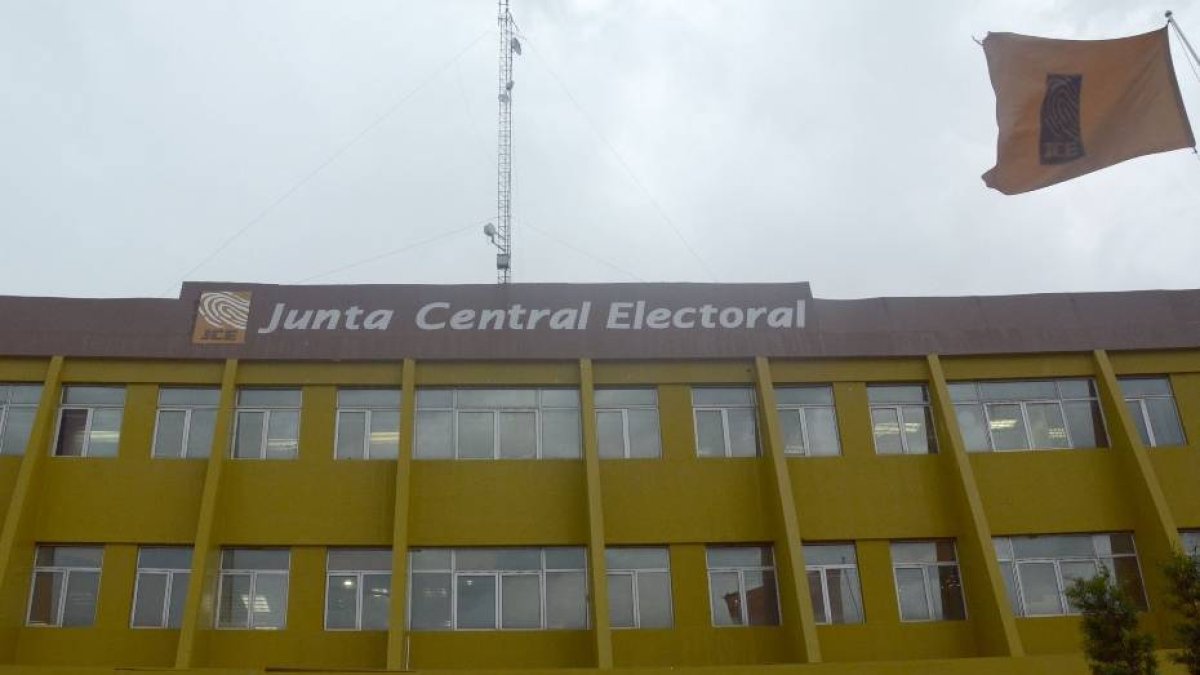 Fachada, Junta Central Electoral. 25-05-16. Fotos: Adolfo Woodley Valdez.