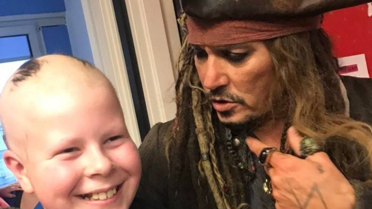 Johnny Depp visita a niños de un hospital parisino vestido de Jack Sparrow