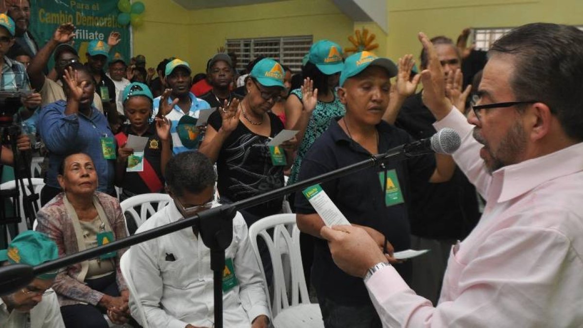 Alianza Pais juramenta en Sto. Dgo. Norte.
En la foto: Guillermo Moreno y miembros dirigentes de Alianza Pais. 
 Lugar: Centro Parroquial Unión y Esperanza, Villa Mella.
Fecha: 30-9-18
Reportero Gráfico: José Andrés De los Santos.
Periodista: Emilio Guzmán.