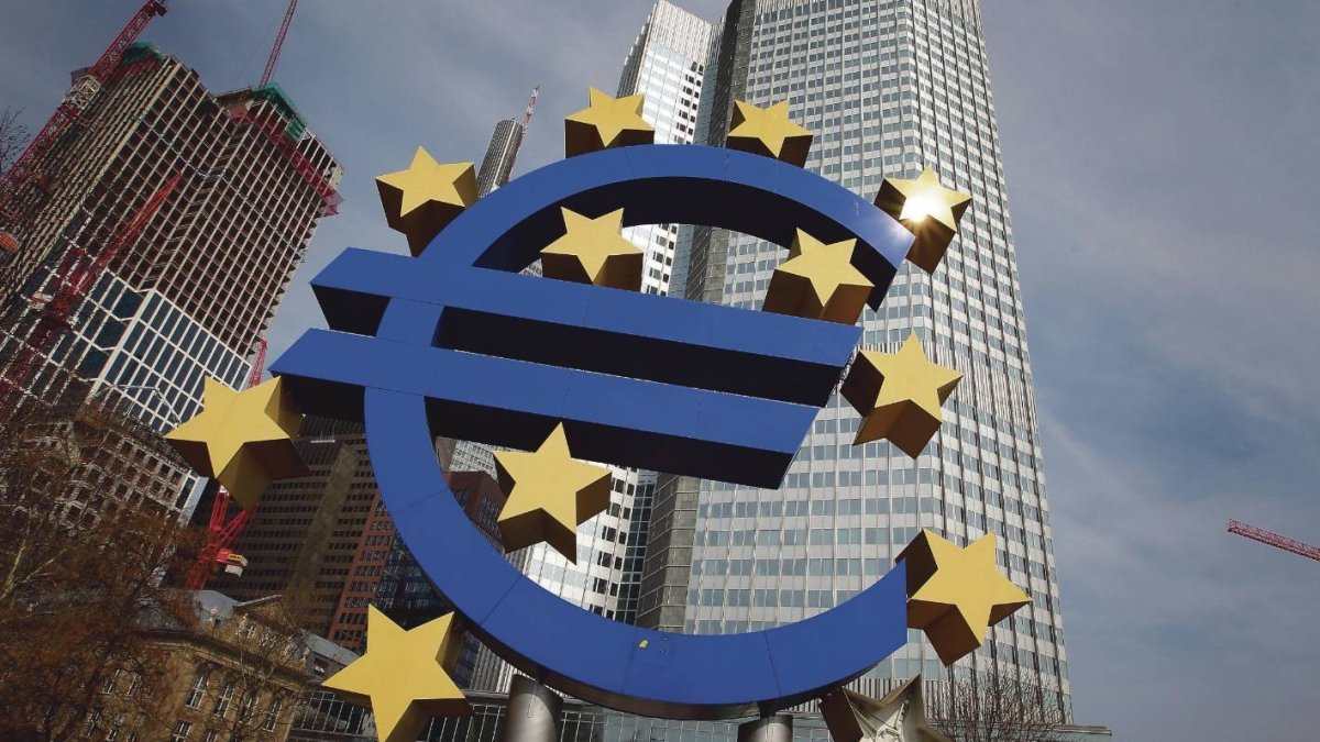 (FILES) - Picture taken on April 4, 2013 shows the Euro logo in front of the European Central bank (ECB) in Frankfurt am Main, central Germany. The European Central Bank celebrates its 15th birthday on June 1, 2013. AFP PHOTO / DANIEL ROLAND