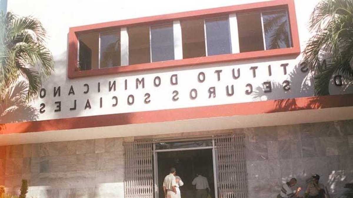 Fachada Del idss. Institoto Dominicano De Seguro Sociales.