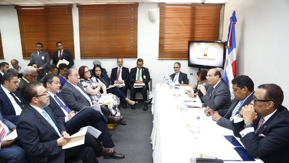 Pleno de la JCE inicia reunión con partidos que irán a primarias