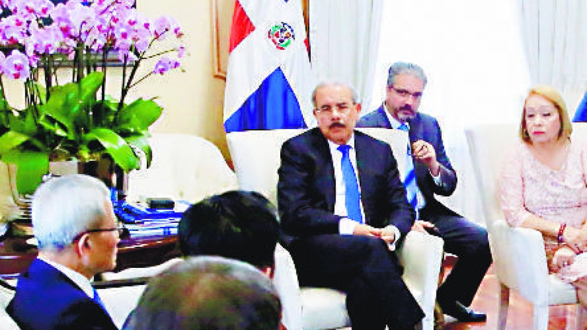Empresarios coreanos, interesados en invertir en República Dominicana, presentan proyecto al presidente Danilo Medina 
Participación del presidente Danilo Medina durante visita de cortesía de los principales directivos de la empresa Sae-A, encabezados por su presidente-fundador, Woong-Ki Kim, en el Salón Privado del Palacio Nacional.  Hoy/Fuente Externa 19/3/19