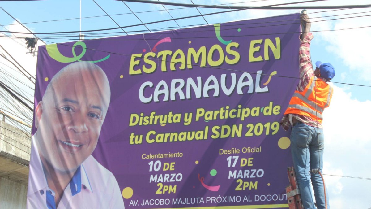 Regidor desmonta vallas en Santo Domingo Norte