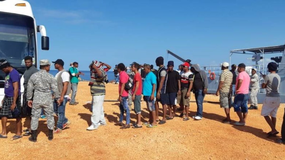 Pescadores dominicanos llegan al país/Foto cortesía del Minerd.