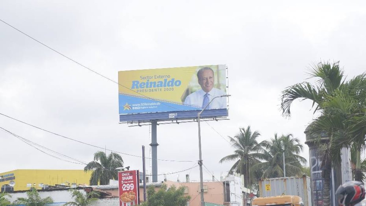 Recorrido por diferentes calles en verificación del retiro de vallas politicas de las vías. Hoy/Arismendy Lora