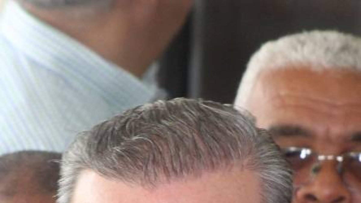 Informan mas del % 77 de la dirigencia municipal provincial, de distritos y de base del PRM apoya a Luis Abinader exhorta acelerar la contundencia del triunfo. El aspirante presidencial Luis Abinader afirmo hoy que las fuerzas del cambio marchan hacia la Victoria. En foto :  Luis Abinader candidato a la presidencia HOY Duany Nuñez 3-4-2019