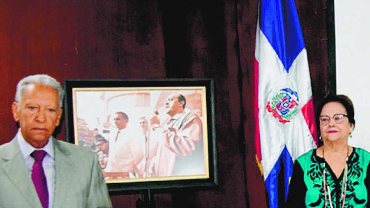 La Federación de Fundaciones Patrióticas anunció al país su decisión de someter un Proyecto de Ley para rescatar el Parque Nacional Manolo Tavárez Justo del peligro de su extinción, tras la decisión del Tribunal Constitucional que anuló el Decreto 371-11 del Poder Ejecutivo, mediante el cual fue creada esta reserva natural en 2011, tribunal que consideran ha perdido el sentido de los límites.  Anulfo Reyes da lectura al comunicado de la Federación de Fundaciones Patrióticas. Le acompañan desde la izquierda Elsa Justo, Marisela Vargas, Juan Pablo Ortega y Etna Méndez.  Hoy/Fuente Externa 13/6/19