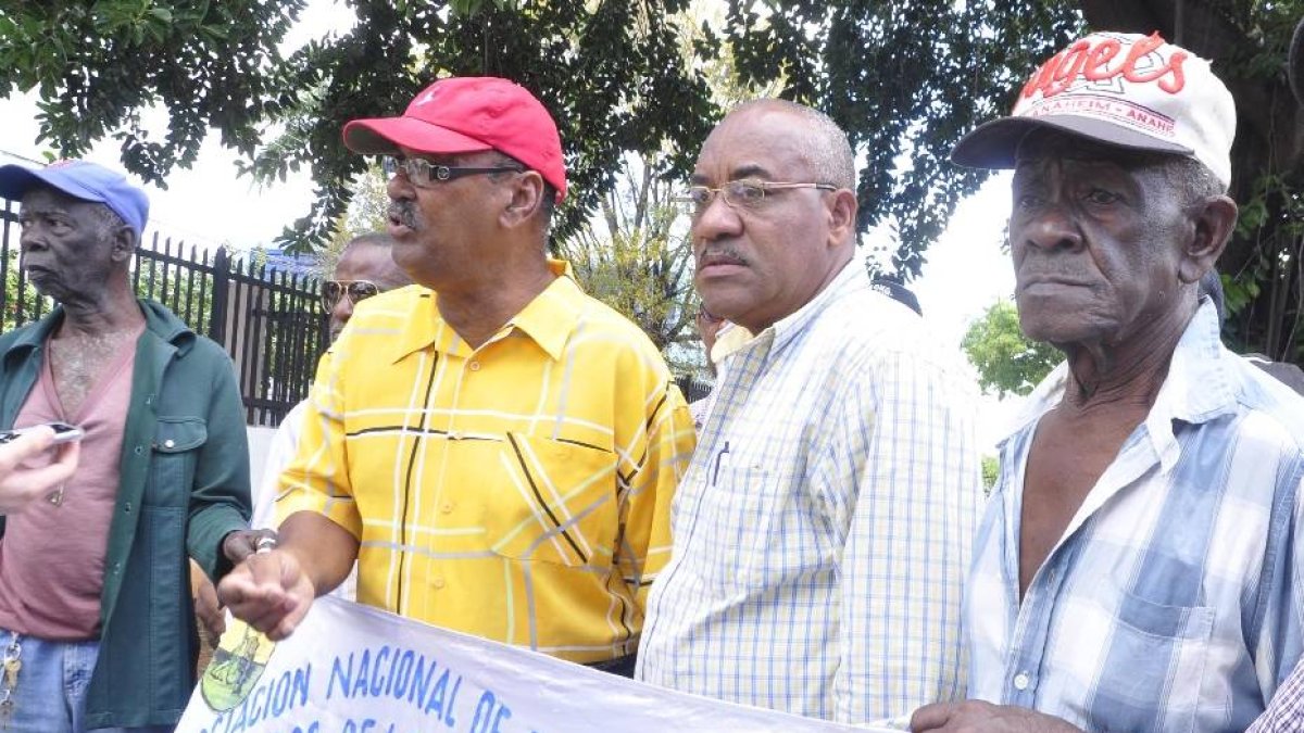 El pais.Moises Rosario encabezo una protesta frente al ayuntamiento del DN, con ex empleado del mismo donde le piden al alcalde David Collado que le aumente sus penciones de 1,360 a 8000 mensuales.Hoy/Pablo Matos   4-04-2019