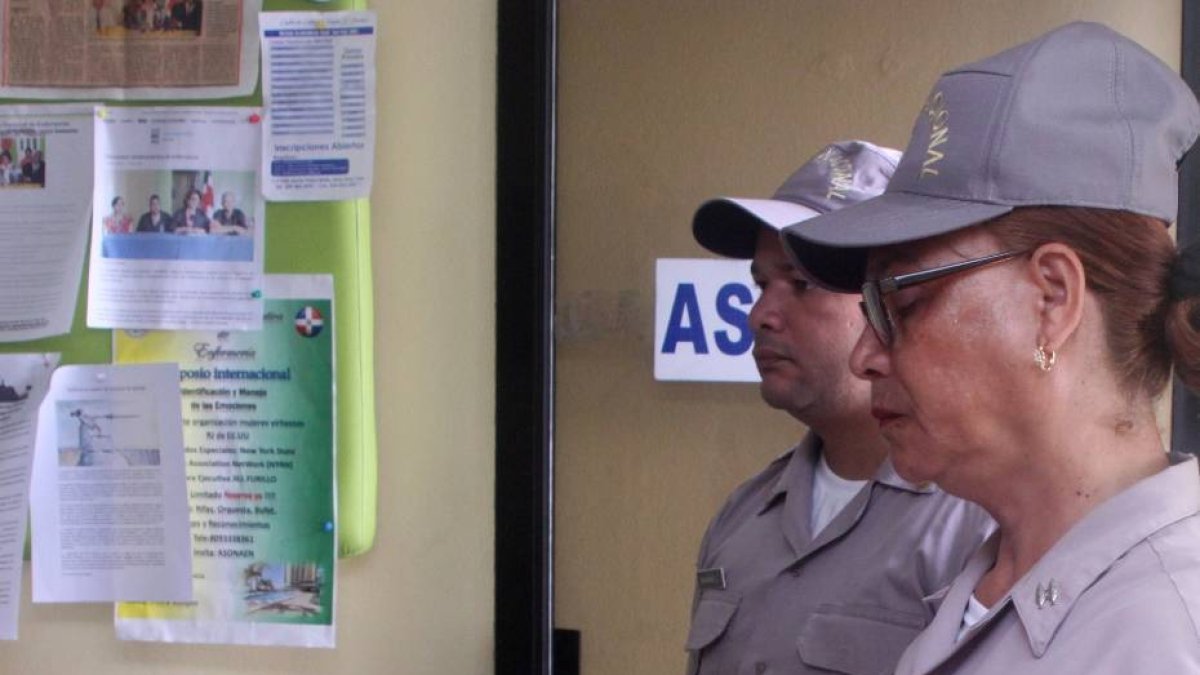 La Asociación Nacional de Enfermería ( ASONAEN ) califico de abusivo el hecho de que al personal de enfermería en las distintas regiones se les obligando a trasladar pacientes en ambulancias desde el interior hacia otros centros de la región. En foto: Miriam Feliz HOY Duany Nuñez  21-6-2019