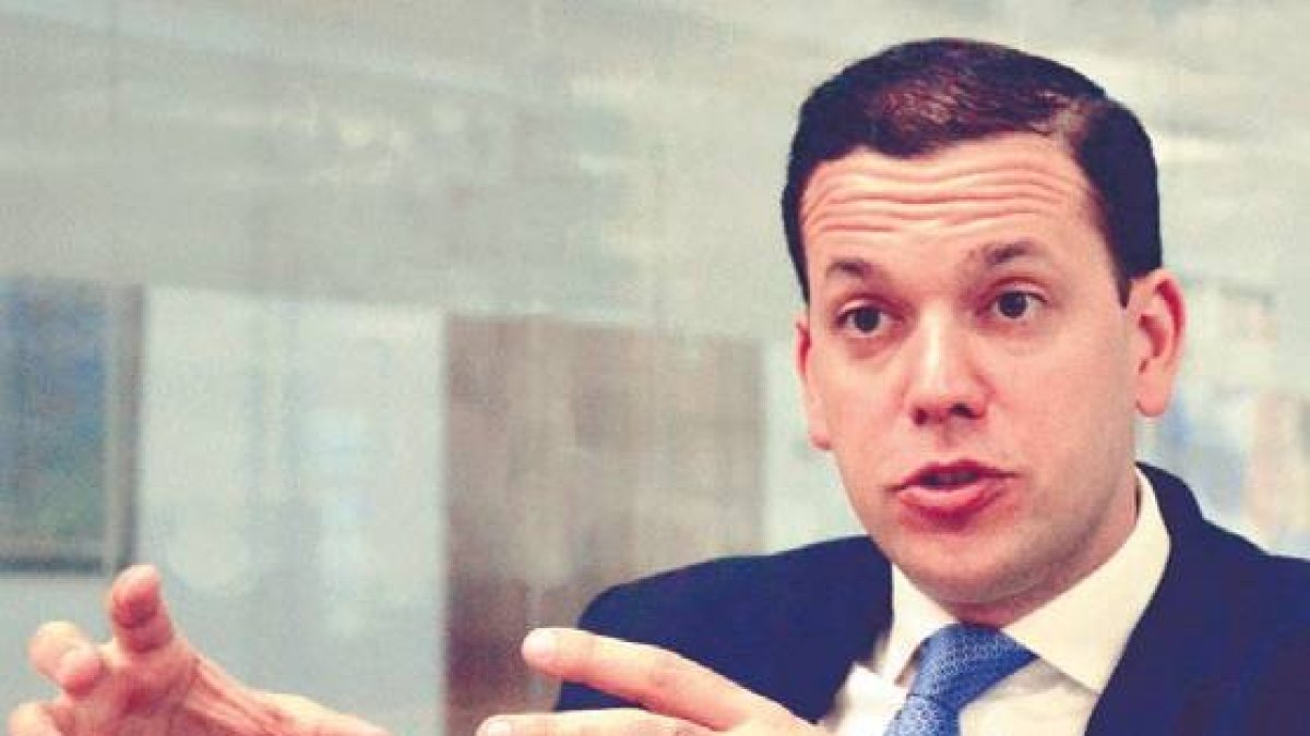 Hugo Beras ofrece declaraciones sobre bono durante una entrevista. Imagen de archivo.