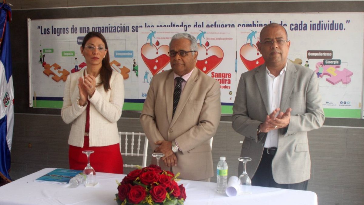 Con exhortación a la ciudadanía sobre la Importancia de donar sangre para salvar vidas el Ministerio de Salud conmemoro este viernes del Días Mundial del Donante de sangre en un acto donde se resalto los esfuerzos para la unificación de la red de bancos   de sangre en una unidad que dará asistencia como el homocentro Nacional desde donde se dará asistencia en todo el País. en foto : Alma Moralez , Rafael Sánchez Cardena ministro de salud pública,   Sócrates Sosa , director Hemocentro HOY Duany Nuñez 14-5-2019