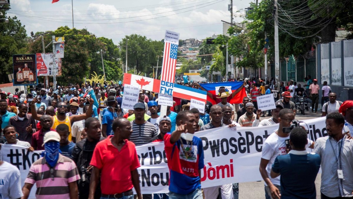 STO01. PUERTO PRÍNCIPE (HAITÍ), 13/06/2019.- Grupos sociales y sindicatos protestan este jueves en reclamo de la dimisión del presidente del país, Jovenel Moise, en el marco de las protestas que se realizan desde el domingo y que han dejado varios muertos en Puerto Príncipe (Haití). El presidente Moise llamó a la población al diálogo y a la calma, previo a las manifestaciones convocadas para este jueves y viernes en los alrededores del Palacio Nacional. EFE/JEAN MARC HERVE ABELARD