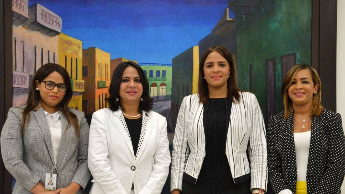 Encuentro Económico semanal del periódico Hoy, Ejecutivos del Instituto Nacional de Protección de los Derechos del Consumidor (PROCONSUMIDOR) encabezada desde la izquierda por la licenciada Rosanna Colón Torres encargada del departamento de Inspección y Vigilancia, la señora Aniana del Castillo Directora y Patricia Monte de Oca ebcargada de Relaciones públicas la licenciada Luisana Valdez encargada del departamento de Buenas Prácticas Comerciales. Hoy/ Napoleón Marte 24/07/2019