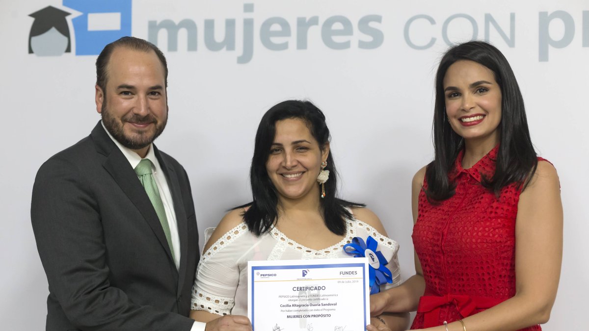 Héctor Cerna, director comercial de Fundes Latinoamérica en República Dominicana y la Presidenta de Prosperanza, Judith Cury, durante la entrega de certificados del programa Mujeres con propósito