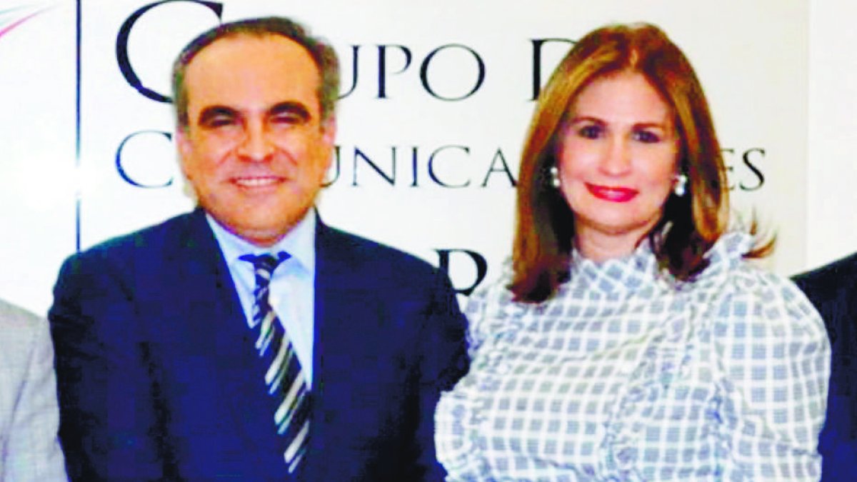 Almuerzo del Grupo de Comunicaciones Corripio, con representantes 
de la Asociación de Industrias de la República Dominicana (AIRD) 
Celso Marranzini, presidente, Circe Almánzar vicepresidenta ejecutiva, 
Julio Virgilio Brache, Vicepresidente Directiva Nacional de la Asociación de 
Industrias de la República Dominica. Juan Ventura (AIREN), Luis Concepción (ADOEXPO) 
Brendyg Dislalias (AIE-HAINA), y Fernando Espinal (INFADOM)