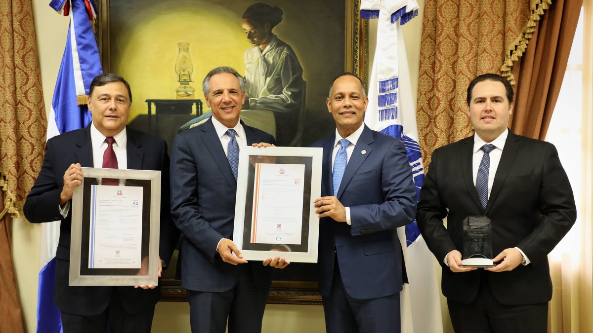 El dir. de la OPTIC, Armando García entregando certificados al ministro de MAPRE, José Ramón Pera