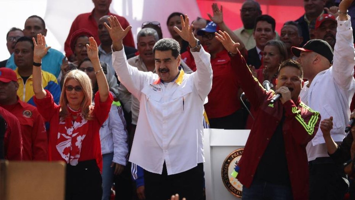 AME4365. CARACAS (VENEZUELA), 20/05/2019.- El presidente de Venezuela, Nicolás Maduro (c), y la primera dama, Cilia Flores (c-i), participan en un acto de gobierno este lunes, en Caracas (Venezuela), para celebrar el primer aniversario de las elecciones de Venezuela, de las que el presidente Nicolás Maduro se proclamó ganador, y que no han sido reconocidas por la comunidad internacional debido a supuestas irregularidades. EFE/ Rayner Peña