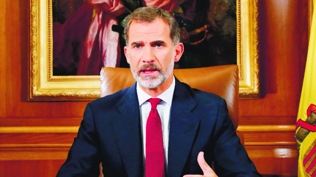 This handout picture released on October 3, 2017 by the Spanish Royal House (Casa Real) shows Spain's King Felipe VI addressing the nation on October 3, 2017 in Madrid, as the country grapples with its biggest political crisis in decades over an independence drive in Catalonia.
 The address by the head of state comes two days after Catalonia's regional government pressed ahead with a banned independence referendum despite a violent police crackdown that left scores injured.
 - RESTRICTED TO EDITORIAL USE - MANDATORY CREDIT 