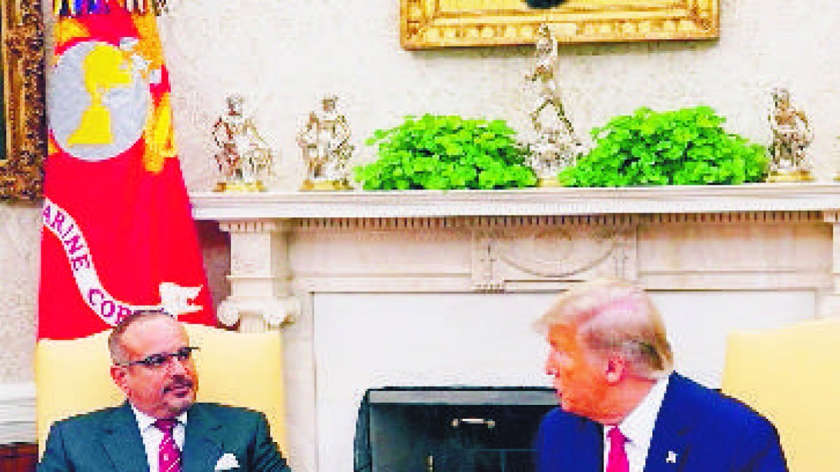 Washington (United States Of America), 16/09/2019.- US President Donald J. Trump (C) meets with His Royal Highness Prince Salman bin Hamad Al-Khalifa (L), Crown Prince, Deputy Supreme Commander, and First Deputy Prime Minister of the Kingdom of Bahrain at the White House, in Washington, DC, USA, 16 September 2019. (Bahrein, Estados Unidos) EFE/EPA/Chris Kleponis / POOL