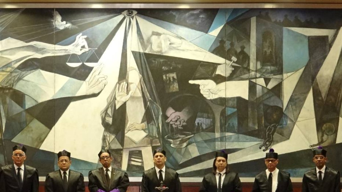 Suprema Corte de Justicia rinde homenaje a la primera abogada dominicana Ana Teresa Paradas Sánchez
 El magistrado Luis Henry Molina, presidente de la Suprema Corte de Justicia (SCJ) y del Consejo del Poder Judicial (CPJ), pronunció un discurso este miércoles primero de mayo, durante el acto de juramentación de 239 nuevos abogados y abogadas. Hoy/Fuente Externa 1/5/19