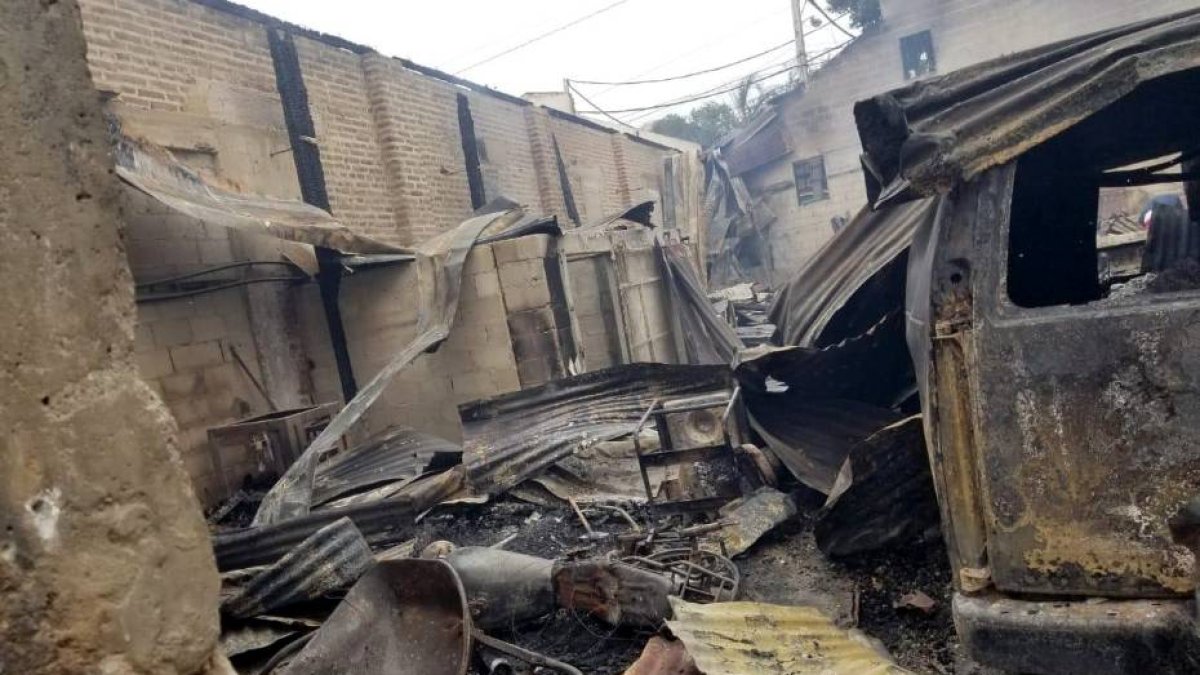 Incendio deja en cenizas nave comercial en el sector de Bella Vista en Santiago. Hoy/ Wilson Aracena.