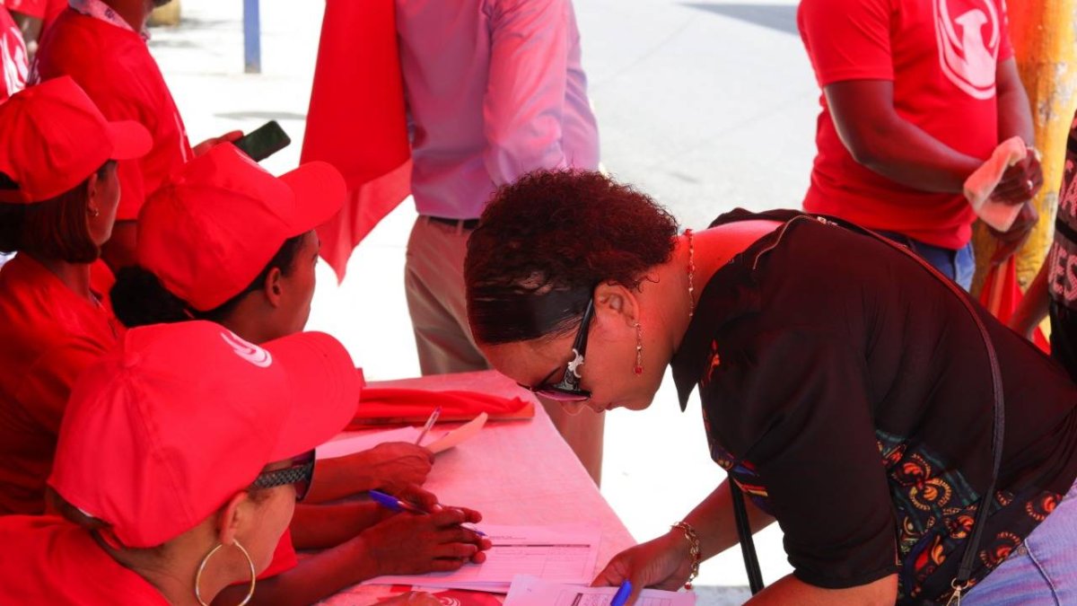 (foto)  Dirigentes del movimiento social Basta Ya realizan inscripciones de nuevos afiliados